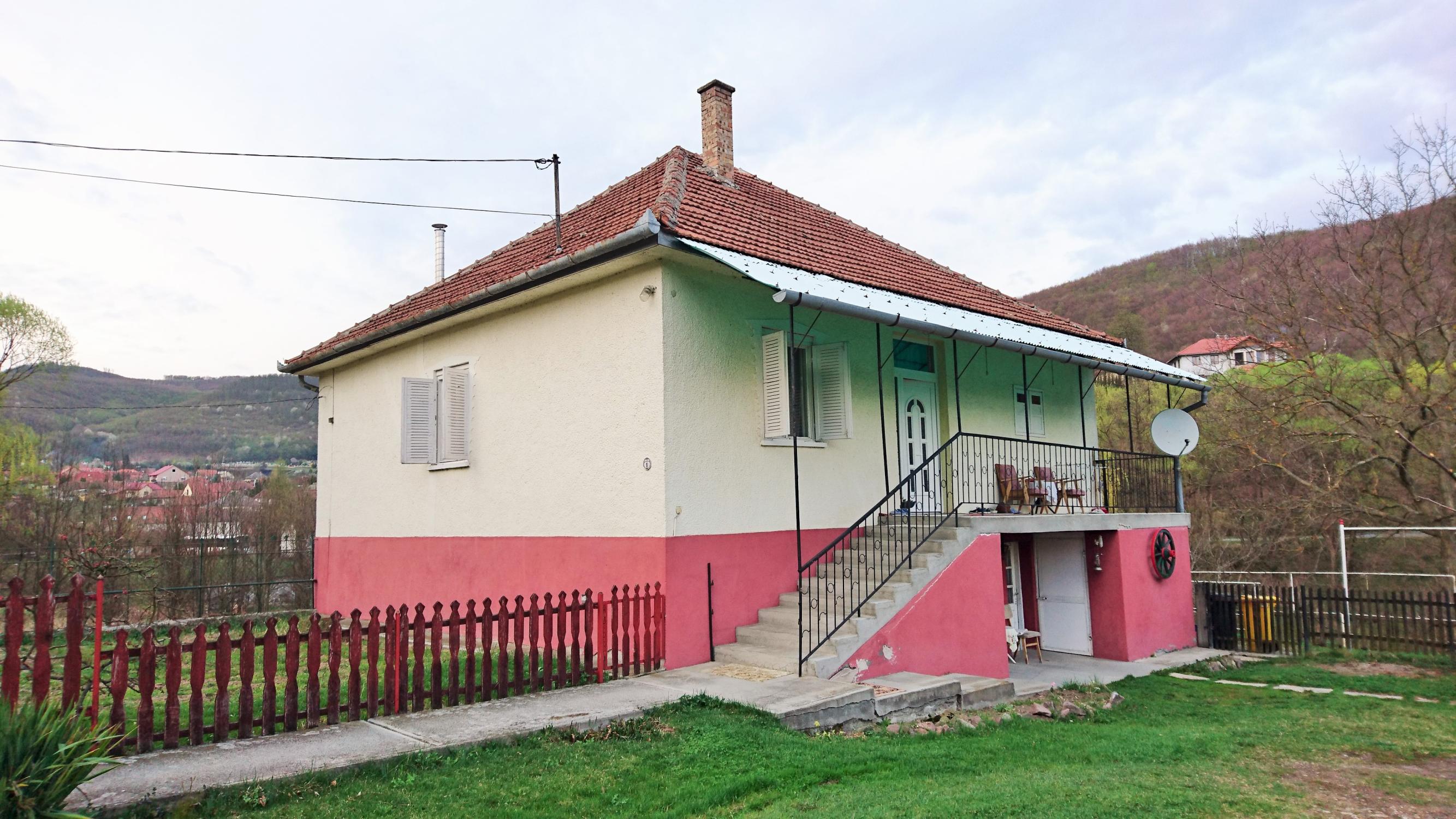 Maďarsko - Rodinný dom v obci Hollóháza