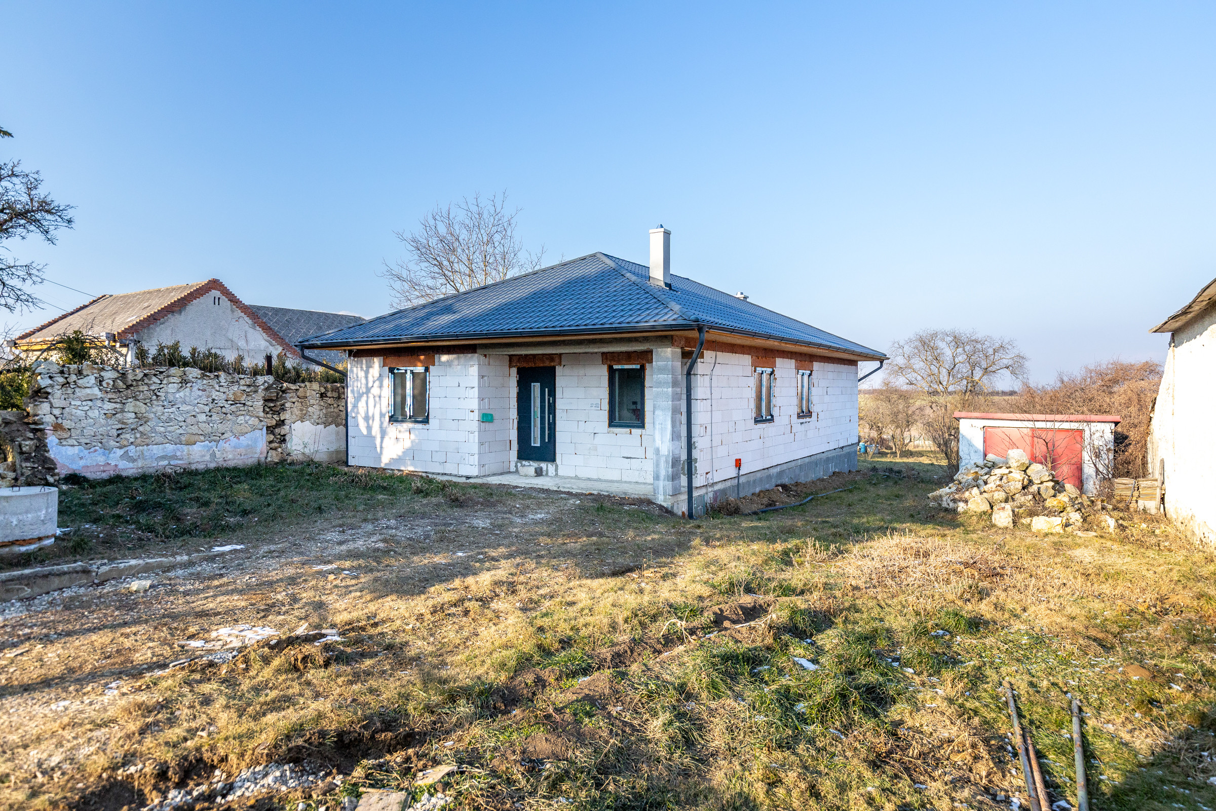 NOVOSTAVBA - 4 izbový bungalov - obec Veľaty