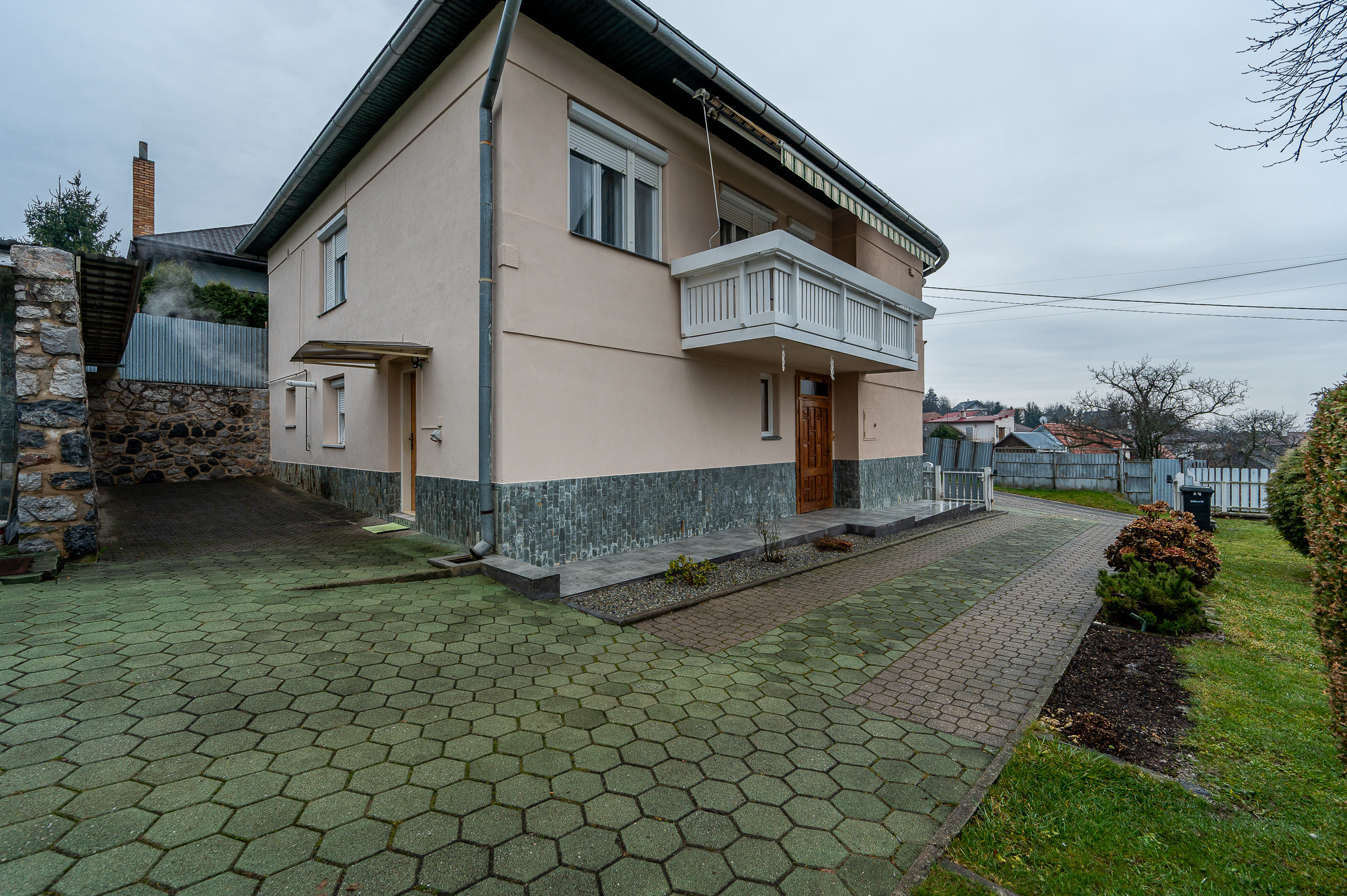 Dvojgeneračný rodinný dom, Poproč