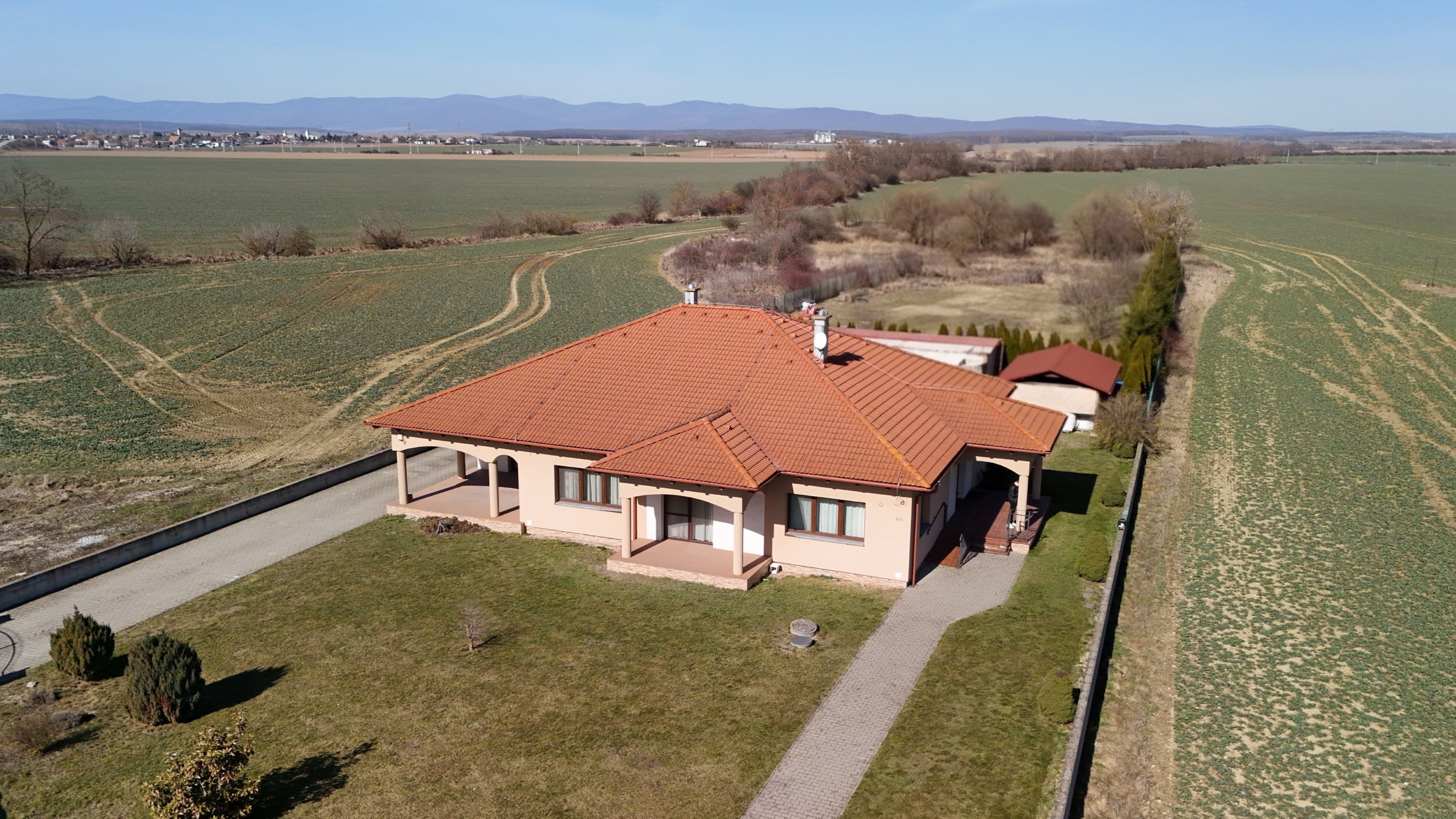 5 izbový rodinný dom s veľkým pozemkom, Komárovce