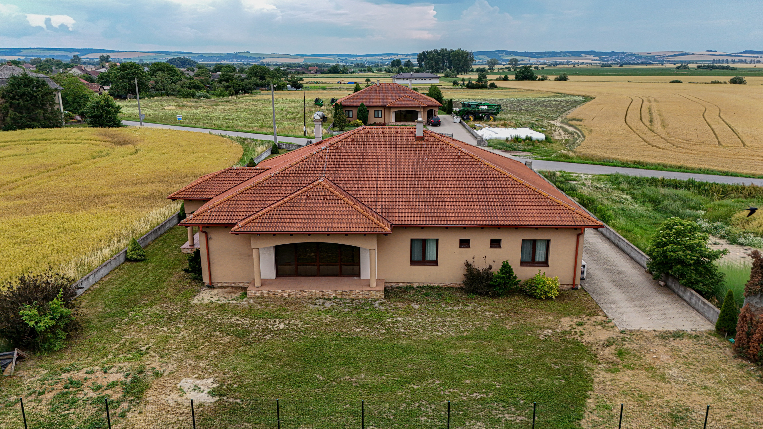 5 izbový rodinný dom s veľkým pozemkom, Komárovce