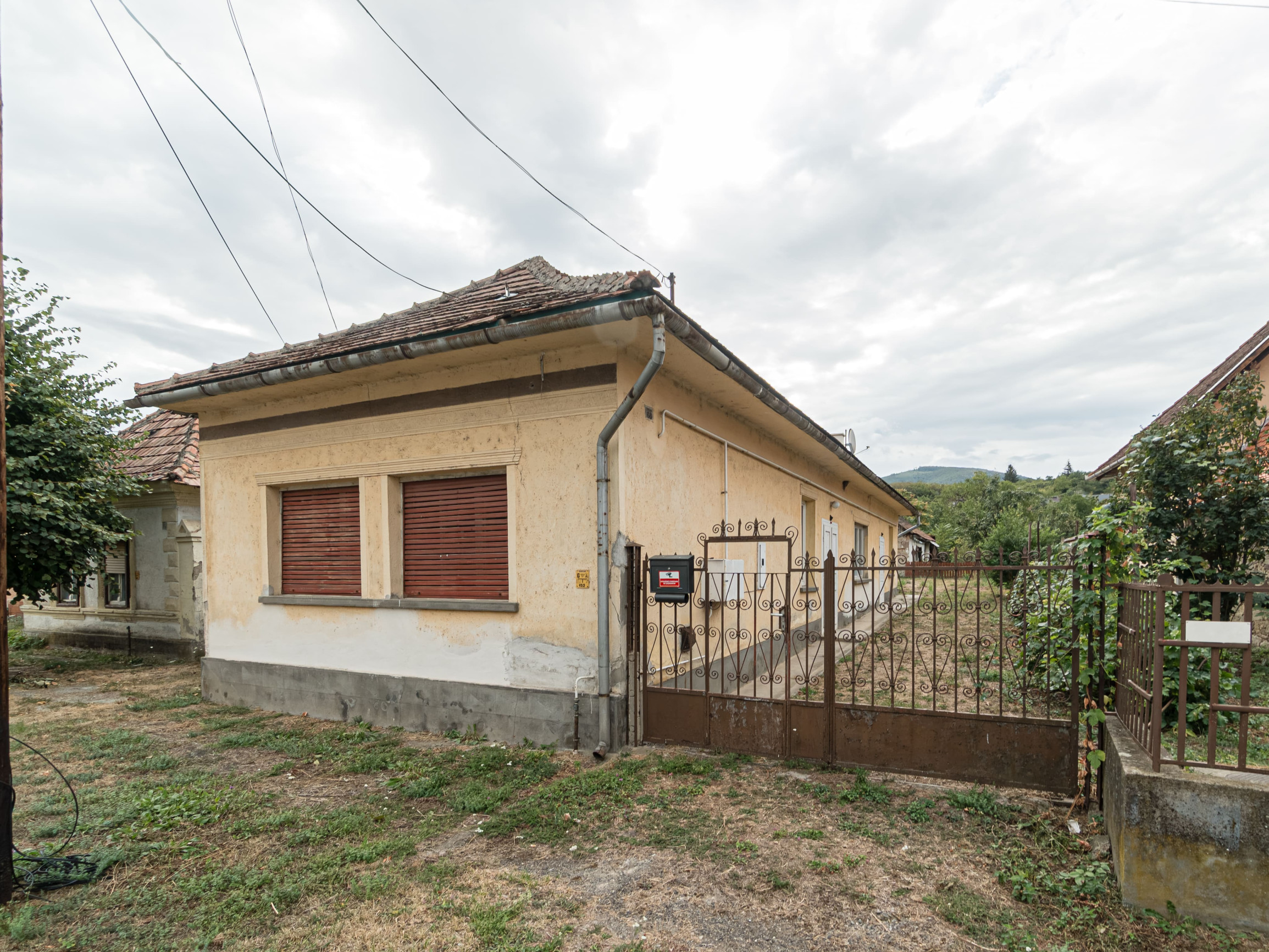 Pokojné bývanie s veľkým pozemkom blízko slovenských hraníc