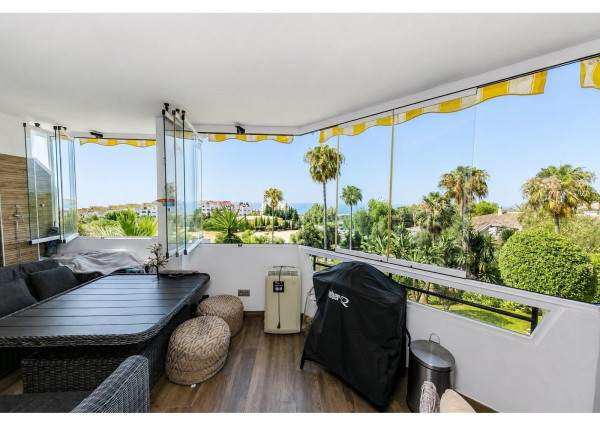 Zrekonštruovaný apartmán s výhľadom a zasklenou terasou – Calahonda, Mijas Costa