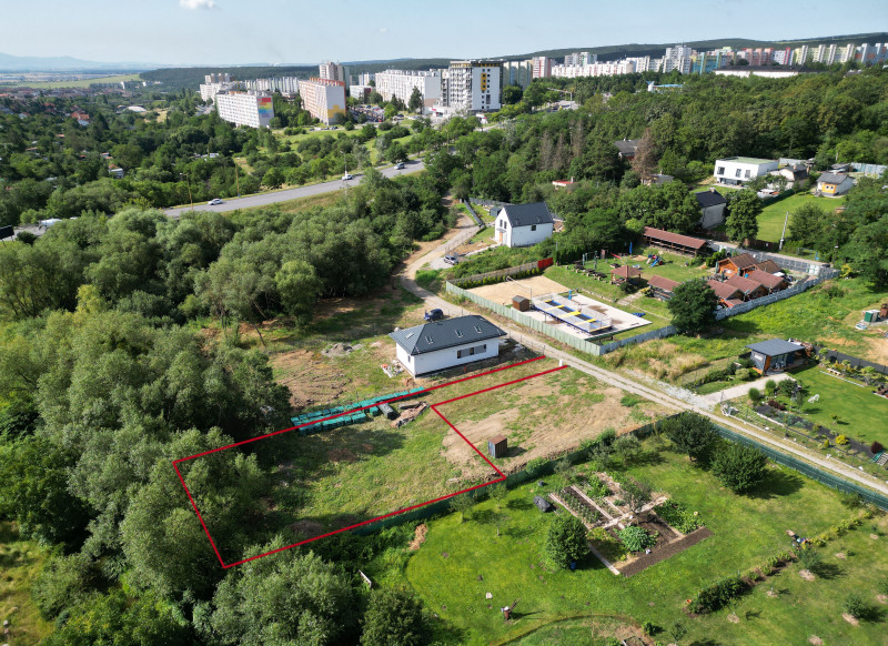 Pozemok (748 m2) s vydaným stavebným povolením, Sídlisko- KVP (Čičky - Majer).