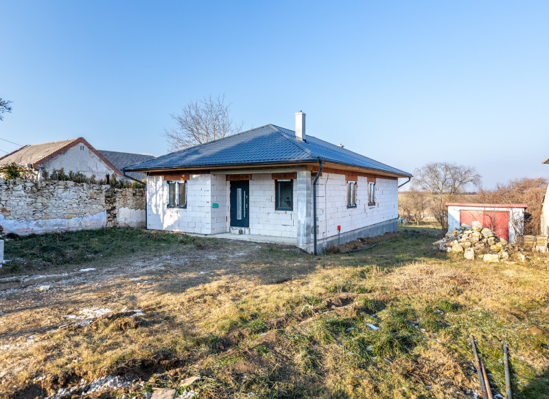 NOVOSTAVBA - 4 izbový bungalov - obec Veľaty