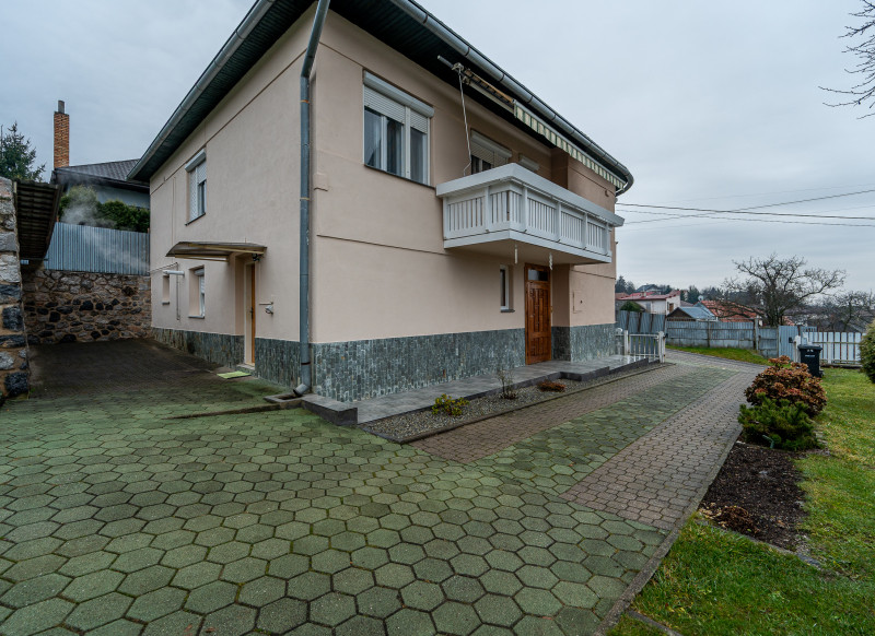 Dvojgeneračný rodinný dom, Poproč