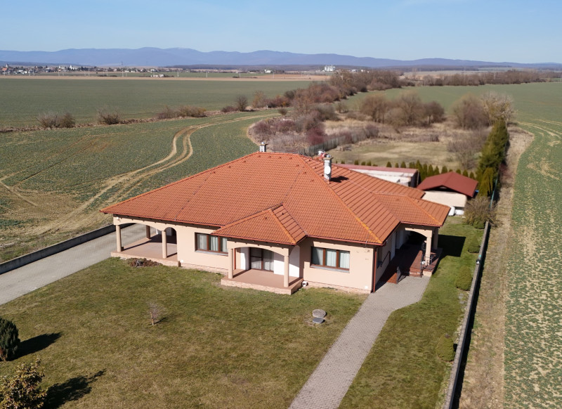 5 izbový rodinný dom s veľkým pozemkom, Komárovce