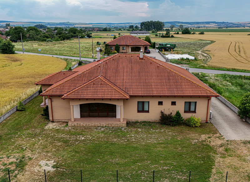 5 izbový rodinný dom s veľkým pozemkom, Komárovce